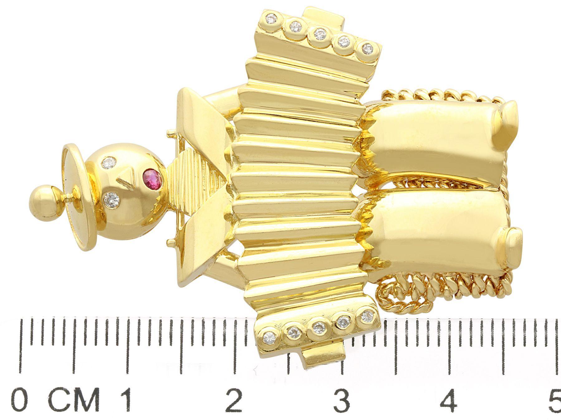 0.14Ct Diamond And Ruby, 18k Yellow Gold Accordion Brooch - Vintage Circa 1950 In Excellent Condition For Sale In Jesmond, Newcastle Upon Tyne