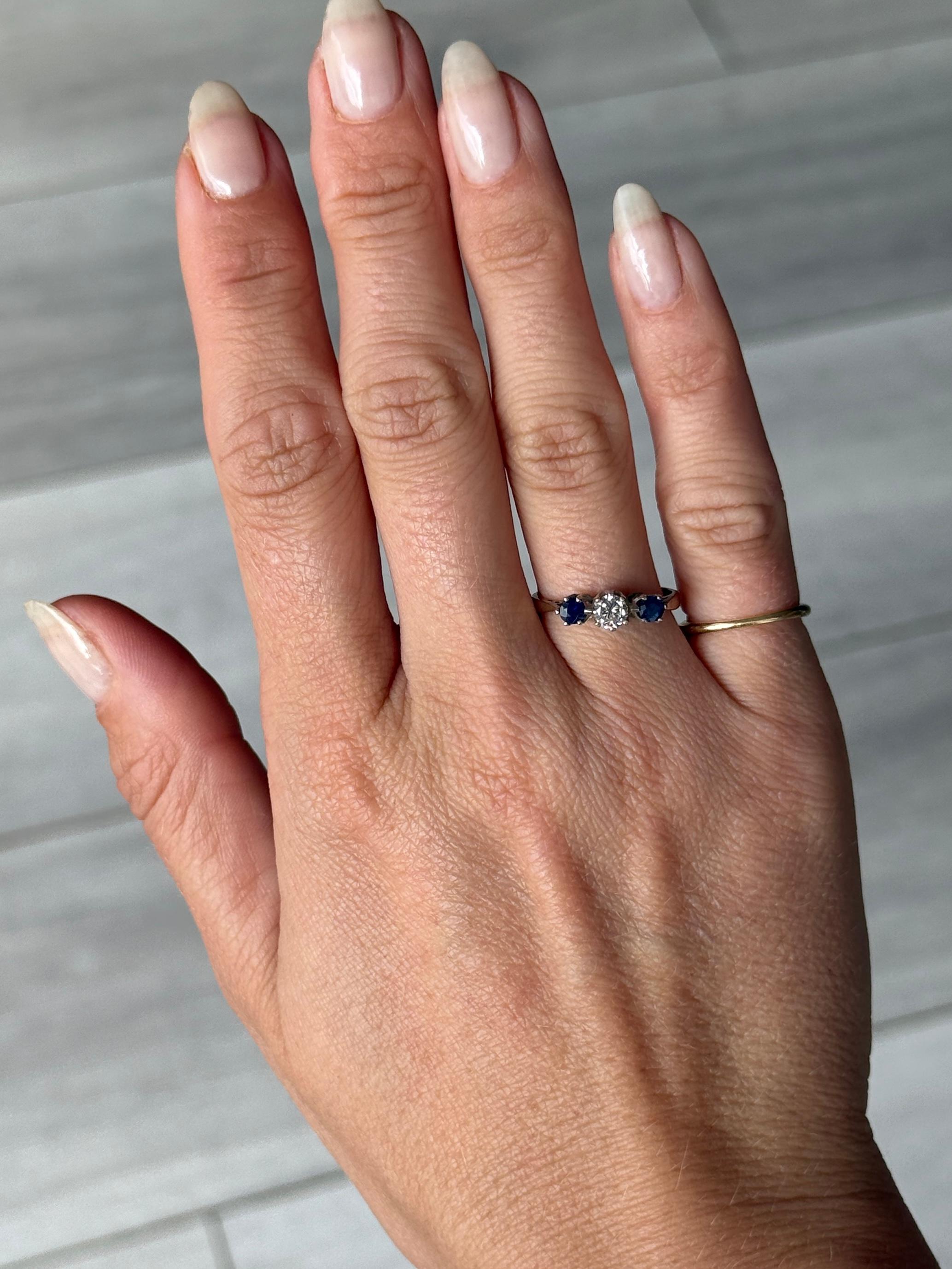 Vintage Diamant und Saphir 9 Karat Gold Drei-Stein-Ring im Zustand „Gut“ im Angebot in Chipping Campden, GB