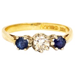 9 Karat Gold Drei-Stein-Ring mit Diamant und Saphir