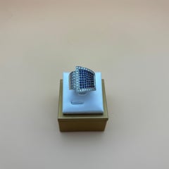 Anillo vintage con pavé de diamantes y zafiros en oro blanco de 18k