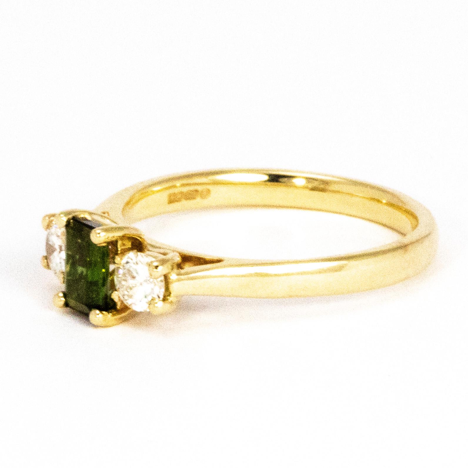 Die prächtige Farbe dieses Turmalins im Smaragdschliff wird durch die hellen Diamanten an den Seiten wunderbar ergänzt. Der Turmalin hat einen Durchmesser von 60 Pence und die Diamanten jeweils 20 Pence.

Ringgröße: N 1/2 oder 7