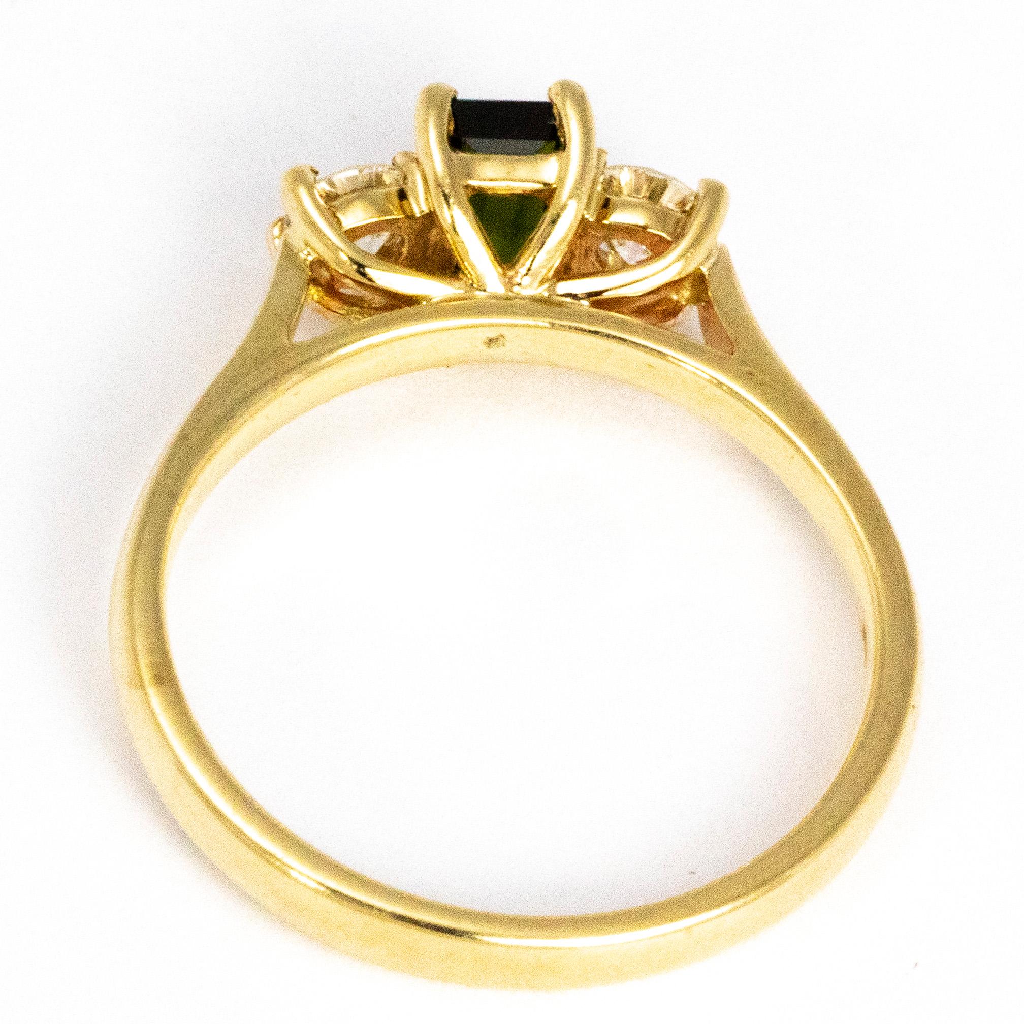 Bague vintage à trois pierres en or 9 carats avec diamants et tourmaline Pour femmes en vente