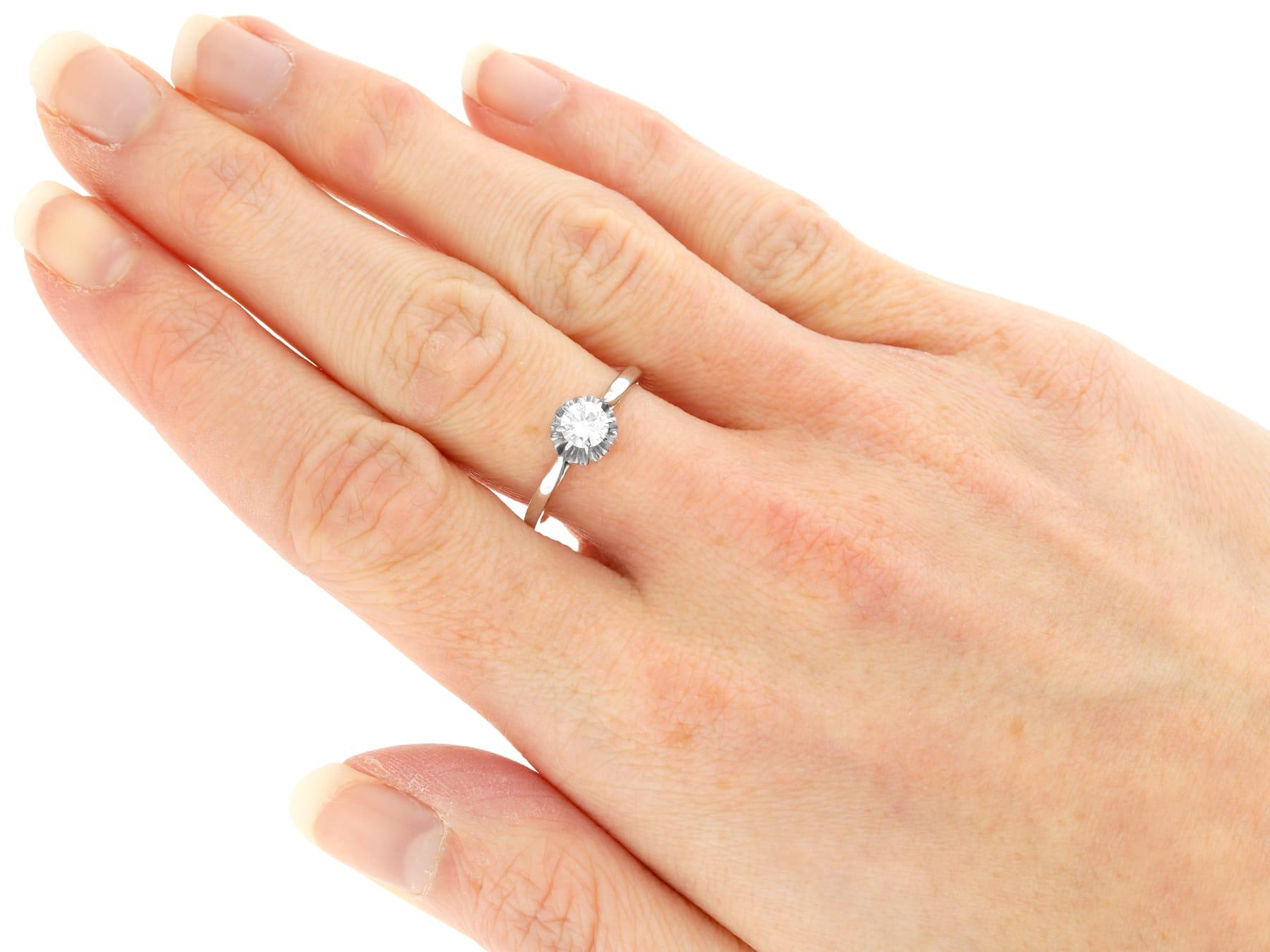 Anillo de compromiso solitario vintage de diamantes y oro blanco en venta 2