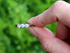 Anello di fidanzamento a tre pietre con diamanti vintage e trilogia in oro bianco