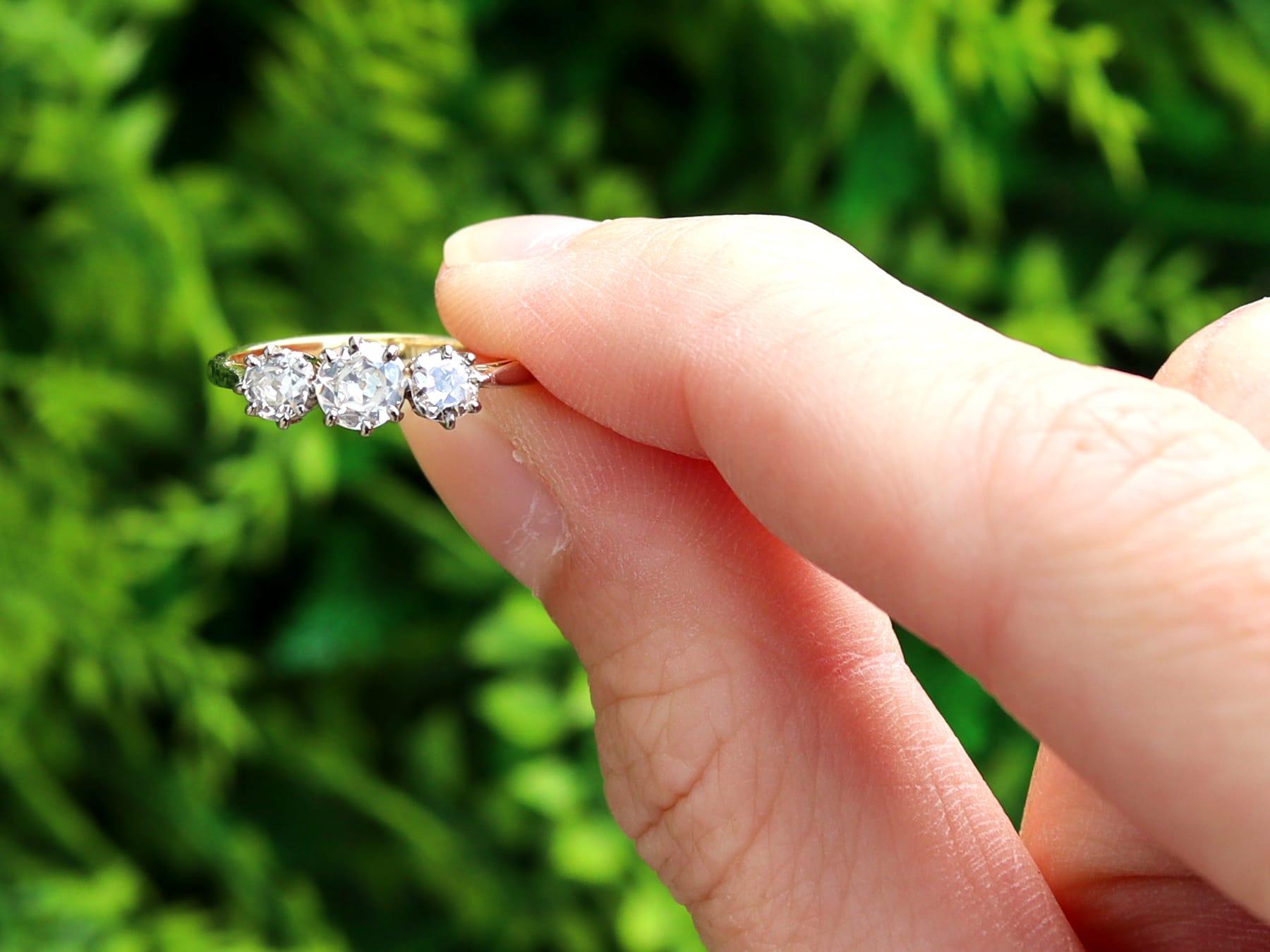 Un asombroso, fino e impresionante anillo trilogía de diamantes de 0,69 quilates, oro amarillo de 18 quilates y platino; forma parte de nuestras diversas colecciones de joyas de diamantes.

Este impresionante anillo de diamantes y tres piedras se ha