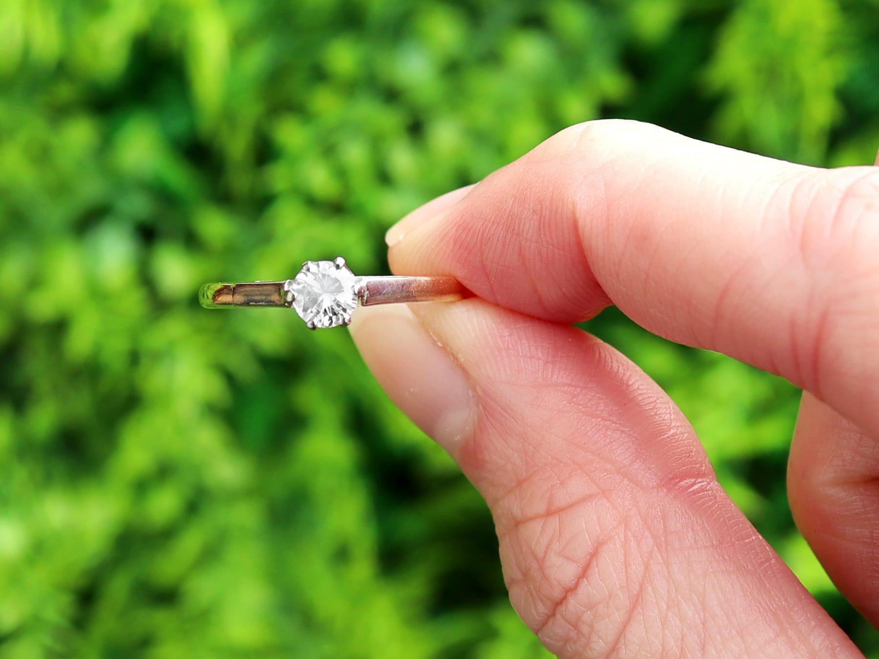 Une belle et impressionnante bague solitaire en or jaune 18 carats, sertie de platine et ornée d'un diamant de 0,35 carat ; elle fait partie de nos collections de bijoux en diamant et de bijoux Estate Jewelry Collection.

Cet impressionnant