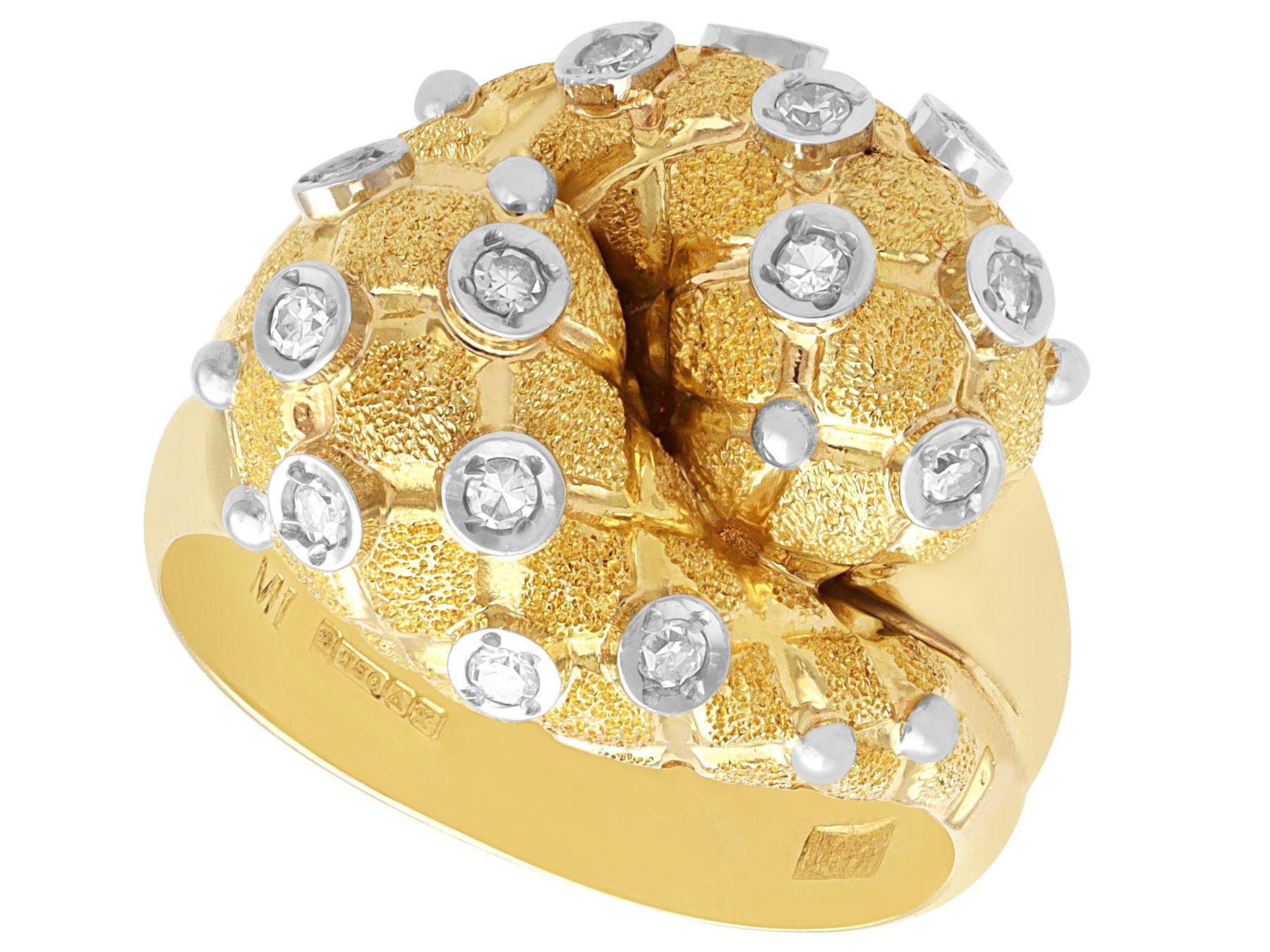 Uno splendido, raffinato e impressionante anello vintage con diamante da 0,38 carati e oro giallo da 18 carati e oro bianco da 18 carati; un'aggiunta alle nostre collezioni di gioielli vintage.

Questo splendido, raffinato e impressionante anello