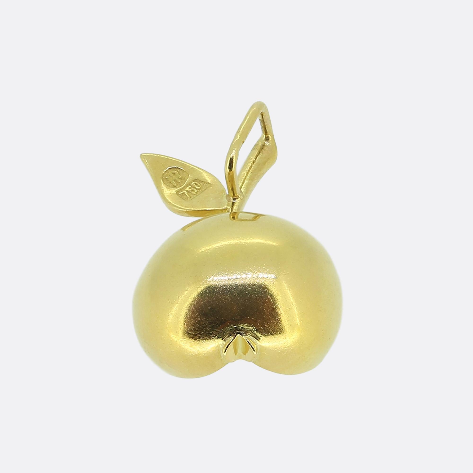 Ecco un incantevole ciondolo a forma di mela. Questo pezzo è stato realizzato in oro giallo 18 carati e presenta un design elegante con una singola foglia nella parte superiore. La mela è impreziosita da scintillanti diamanti a taglio singolo,