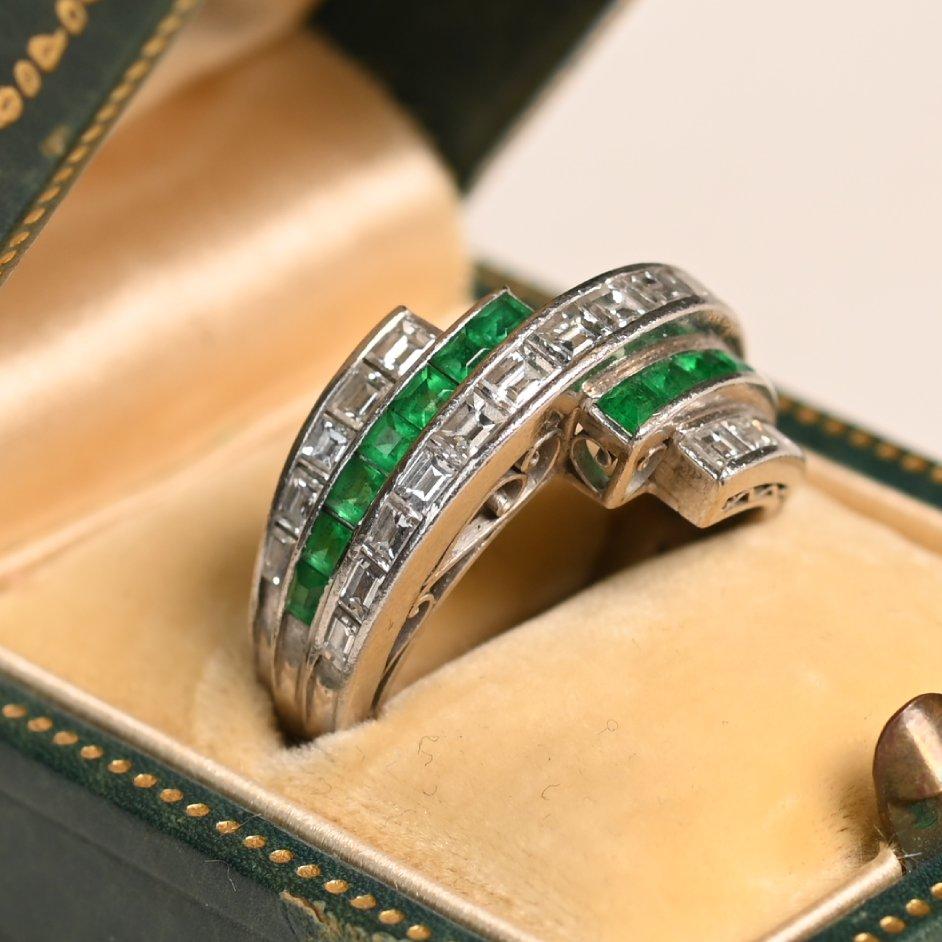 Taglio baguette Anello con diamante vintage (circa 1,20 carati) e smeraldo naturale (circa 0,50 carati) in vendita