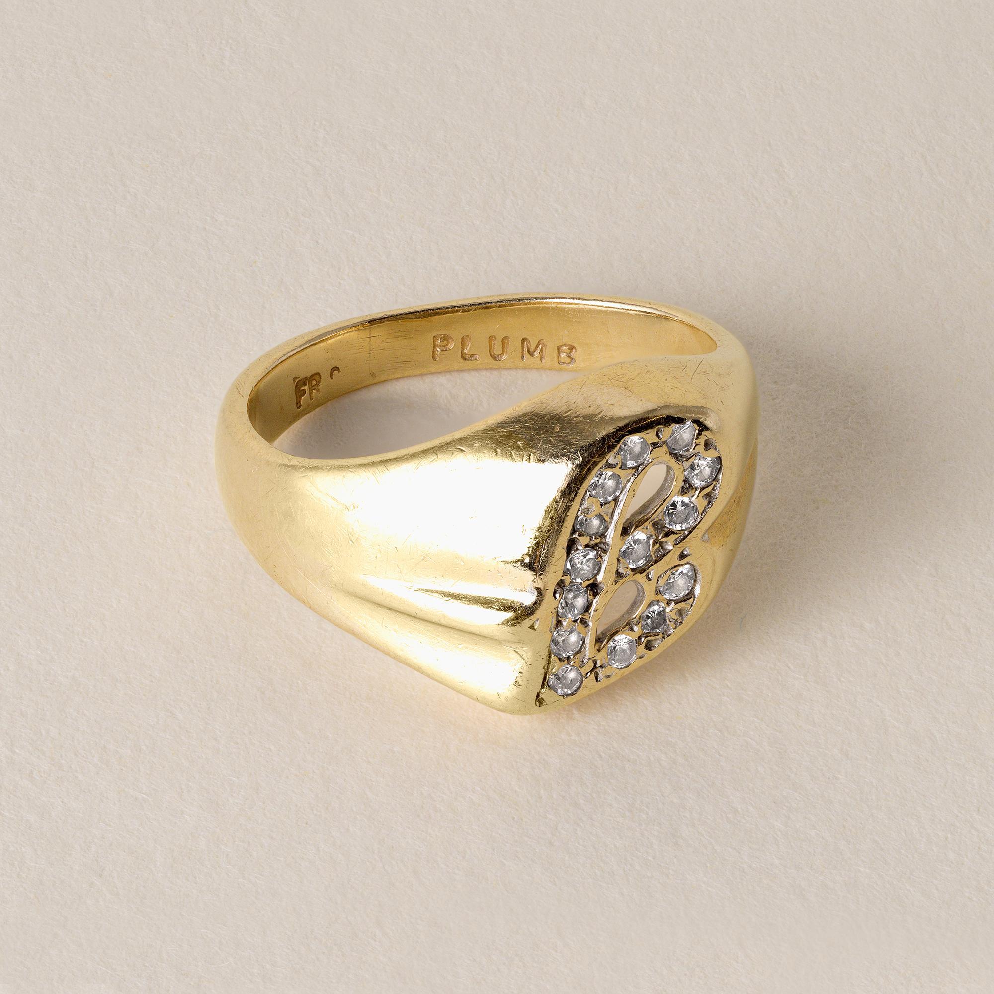 Circa 1960
14 diamants ronds de taille brillante pèsent
~0,14 carats
H-I SI
3.3 grammes
sertissage pave
La bande mesure 8,5 mm au point le plus large et se rétrécit jusqu'à 2,5 mm.
Bague taille 3
anneau du petit doigt