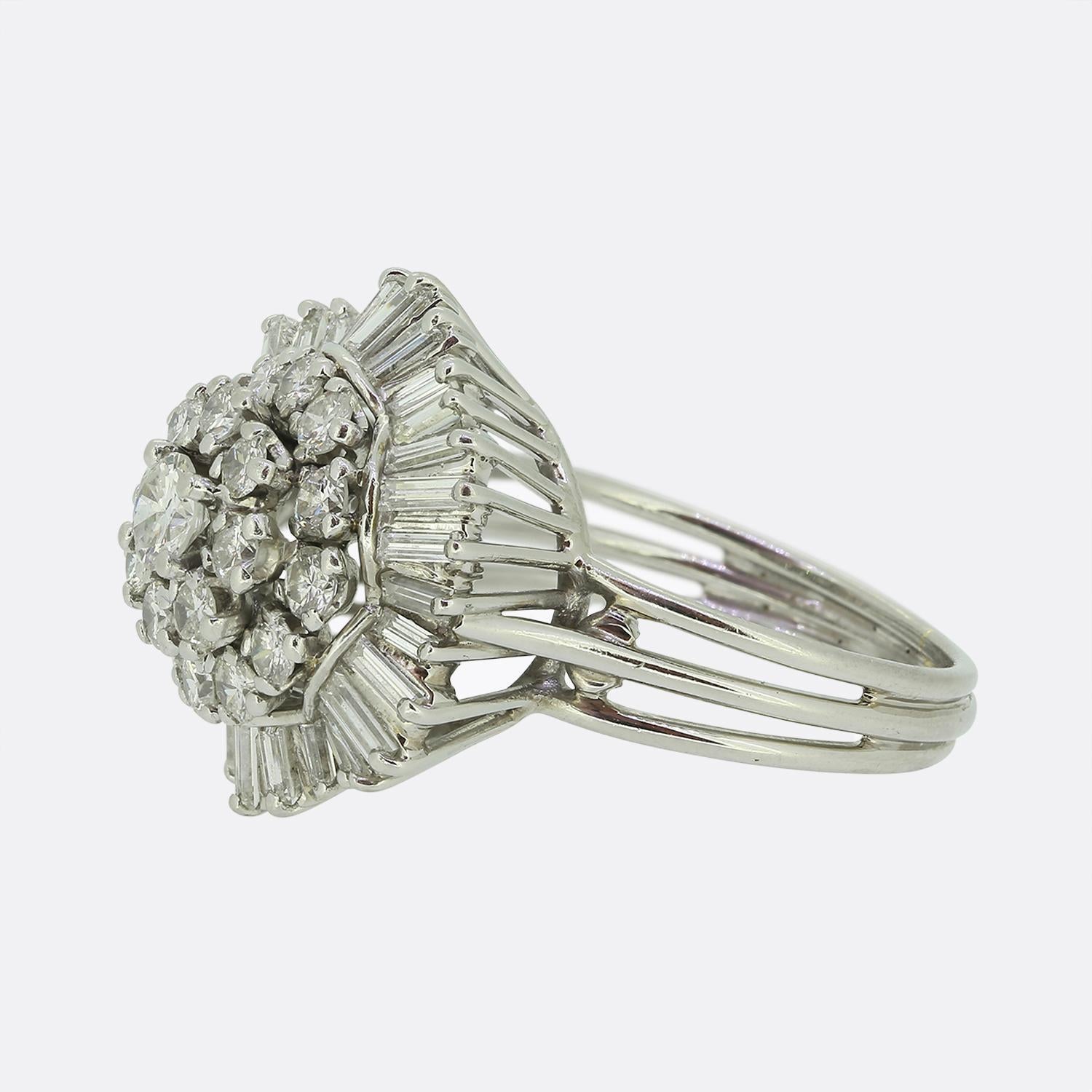 Ecco un favoloso anello con diamante a grappolo. Questo classico pezzo vintage è stato realizzato in oro bianco 18 ct e presenta un design ondulato a più strati che si ispira al tutù, da cui il nome di anello ballerina. Due strati di diamanti