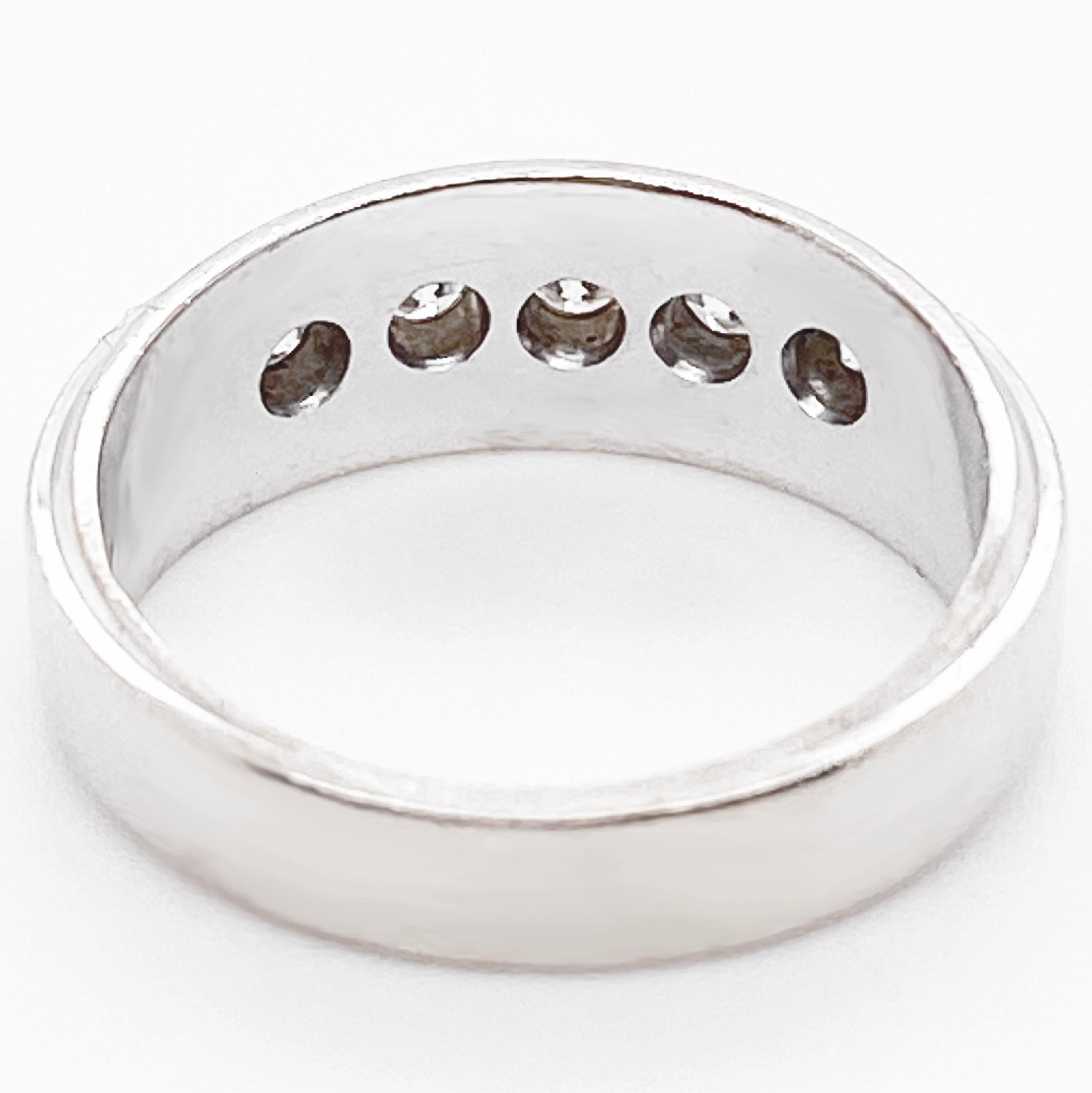 Bague de mariage/anniversaire en or blanc à cinq diamants, 1950 Pour femmes en vente