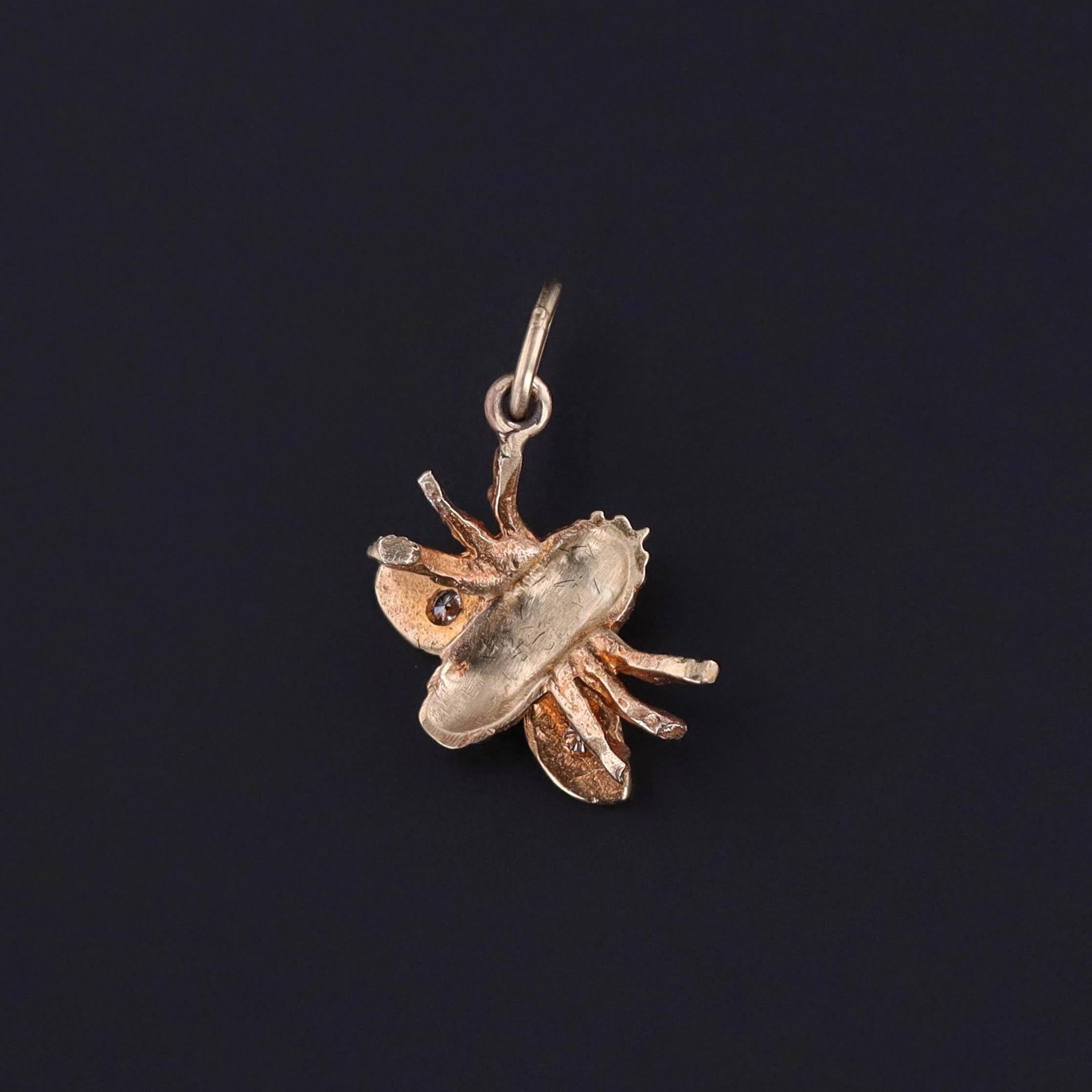 Dieser süße und symbolträchtige Bienen-Charm ist aus massivem 12-karätigem Gold gefertigt und mit funkelnden Diamanten verziert. Er fängt die Schönheit und den fleißigen Geist eines der beliebtesten Geschöpfe der Natur ein. Ursprünglich eine alte