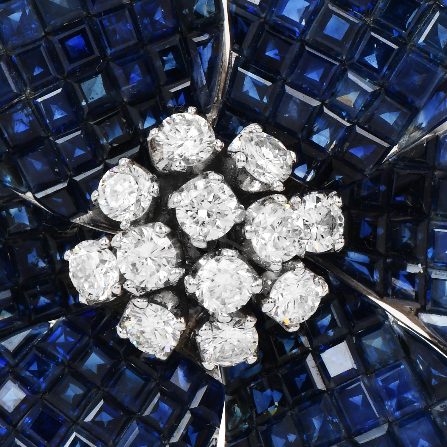 Taille ronde Vieille broche fleur en or blanc 18 carats avec diamants et saphirs bleus en vente
