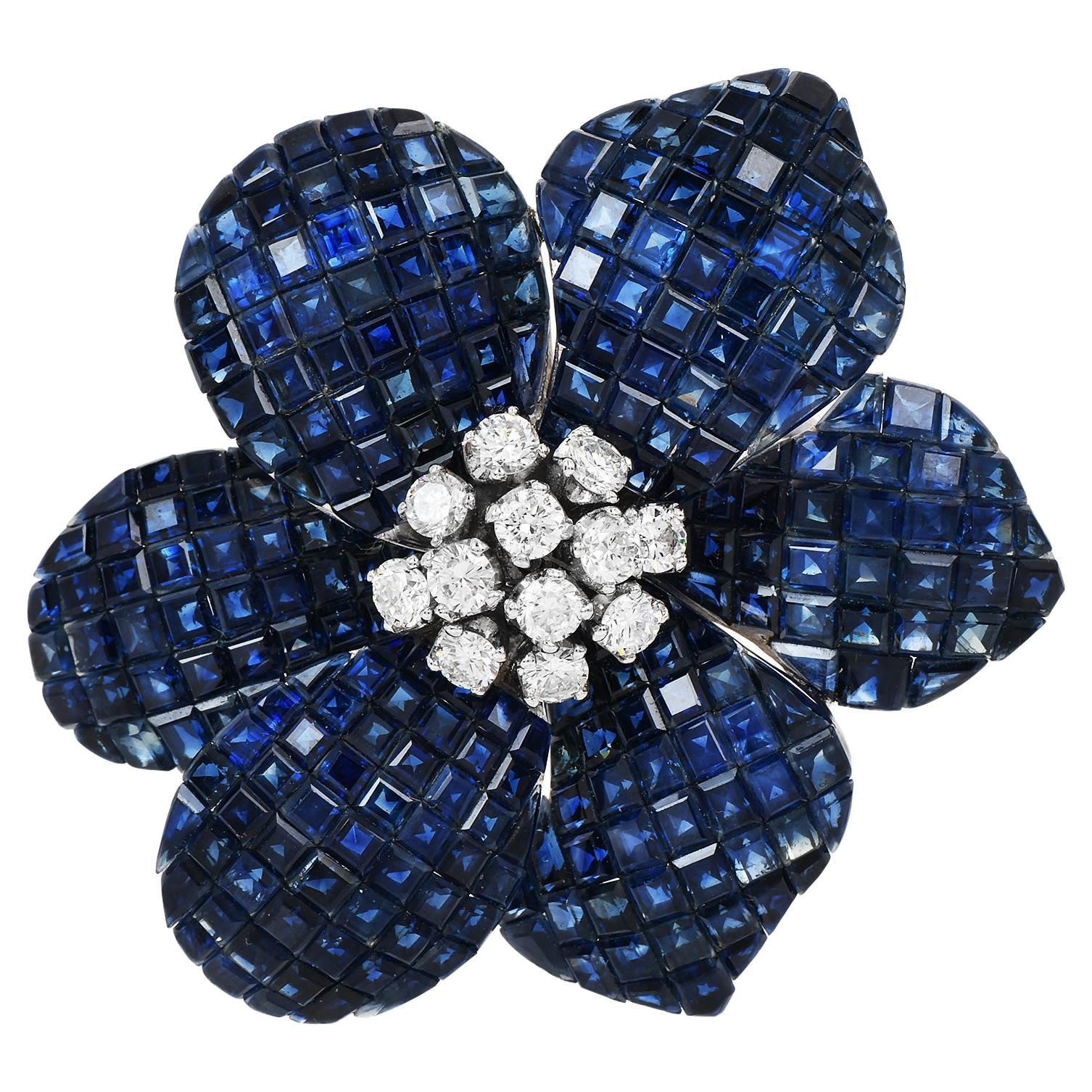 Vieille broche fleur en or blanc 18 carats avec diamants et saphirs bleus en vente