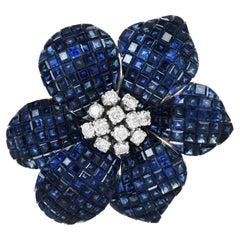 Vieille broche fleur en or blanc 18 carats avec diamants et saphirs bleus