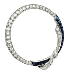 Vintage Diamond & Blue Sapphire Bow Circle Brooch in Platinum & Sterling Silver (Broche cercle en diamant et saphir bleu en platine et argent)