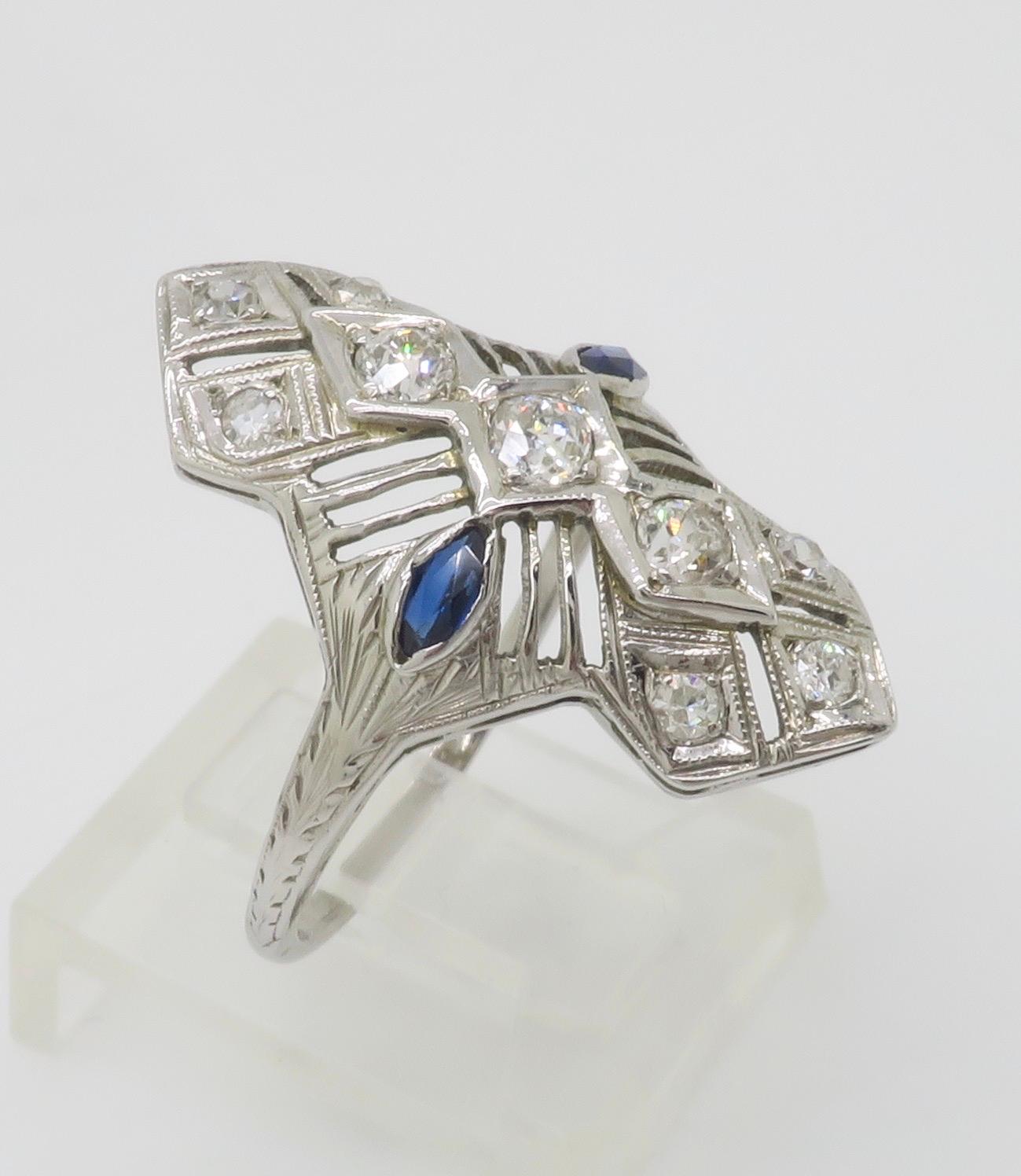 Vintage Diamant & Blauer Saphir Navette Stil Ring in 18k Weißgold im Angebot 6