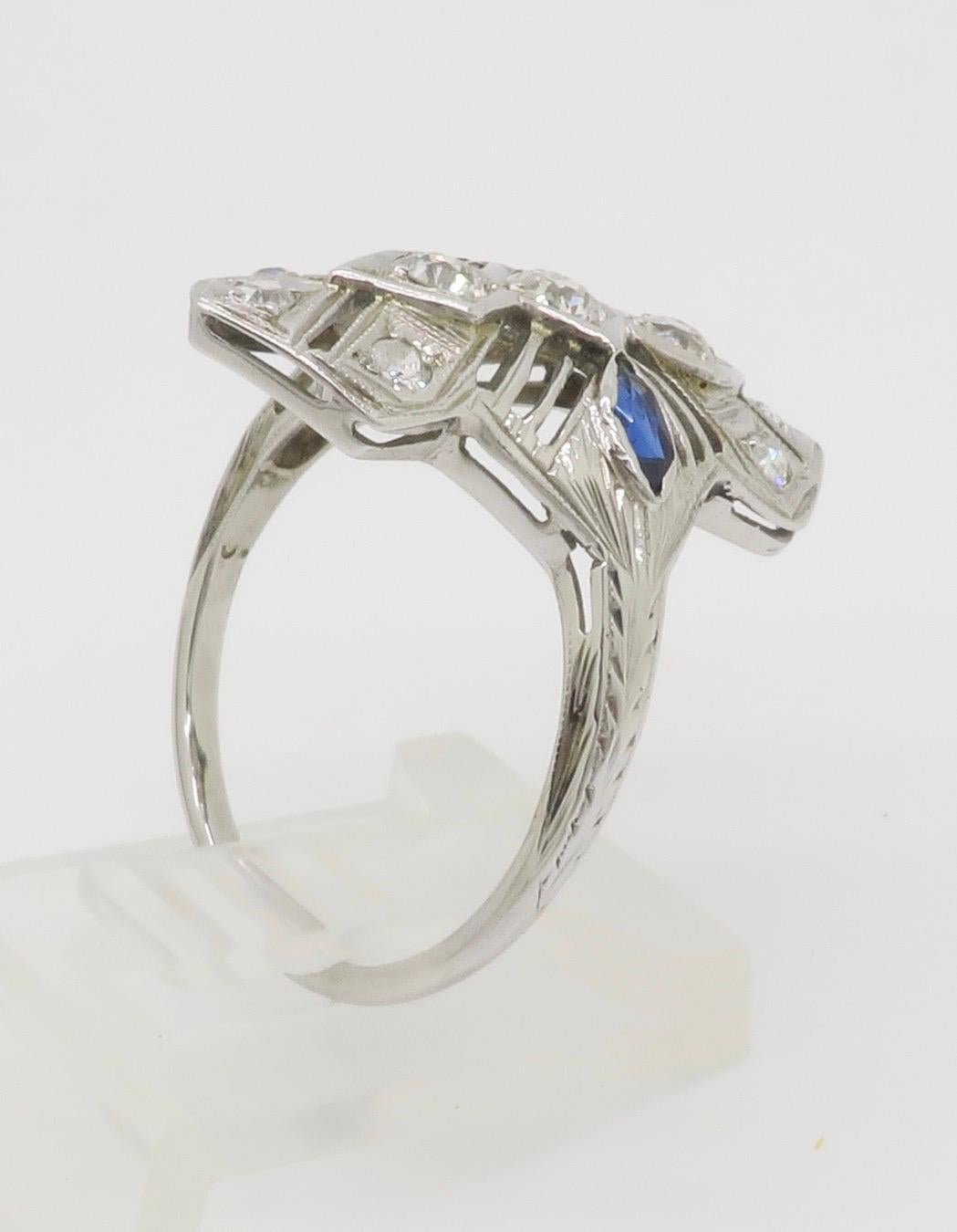 Vintage Diamant & Blauer Saphir Navette Stil Ring in 18k Weißgold im Angebot 9