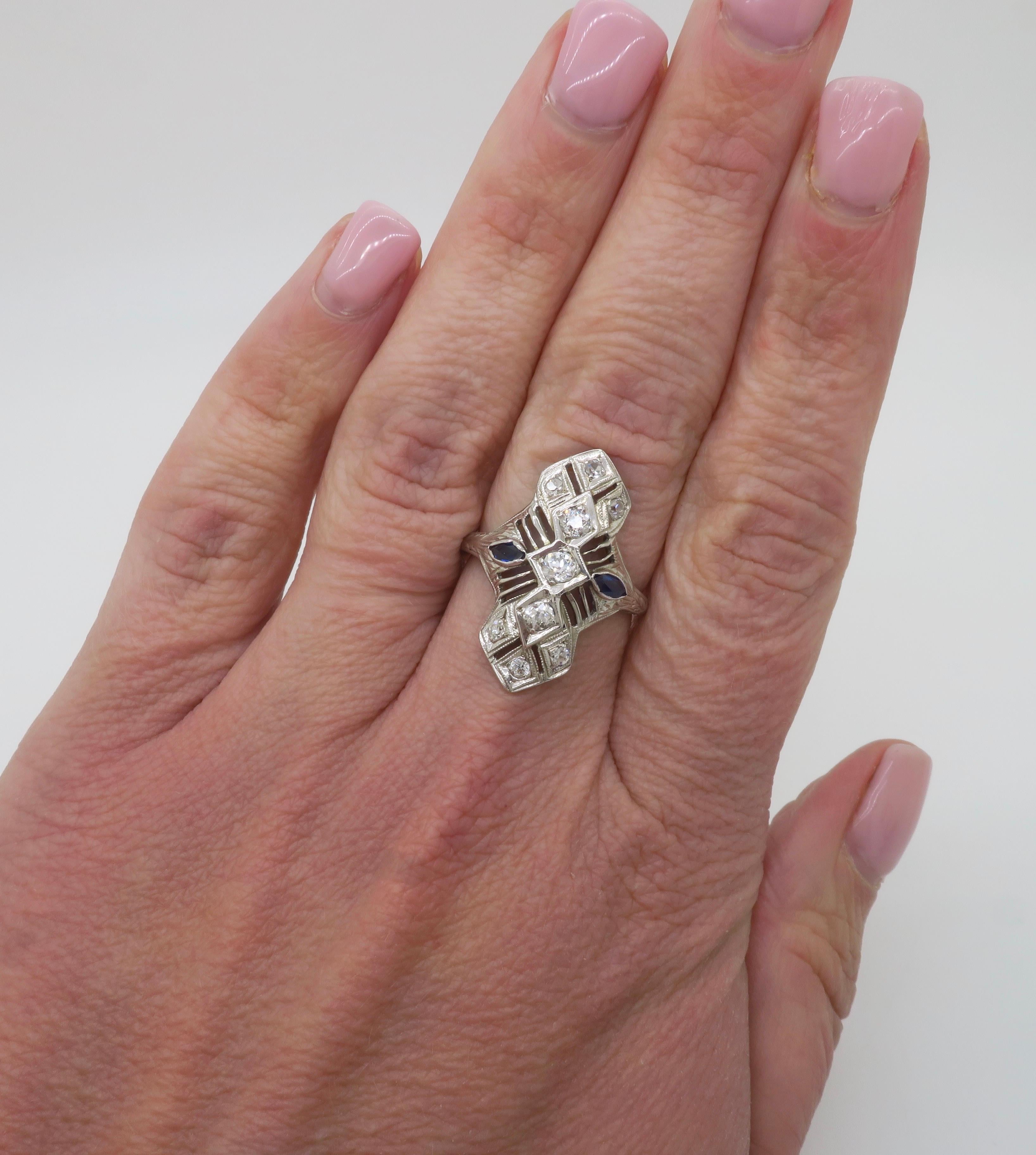 Vintage Navette Stil Diamond & Blue Sapphire Ring in 18k Weißgold.

Edelstein: Erde abgebauter Diamant & blauer Saphir
Diamant Karat Gewicht: .60CT
Diamant-Schliff: Alter europäischer Schliff 
Farbe: F-G
Klarheit: VS-SI
Metall: 18K Weißgold