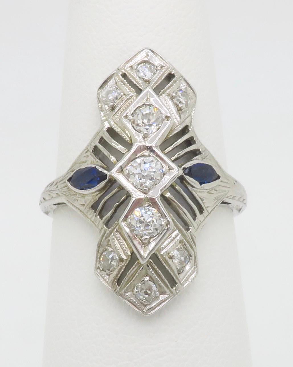 Vintage Diamant & Blauer Saphir Navette Stil Ring in 18k Weißgold (Alteuropäischer Brillantschliff) im Angebot
