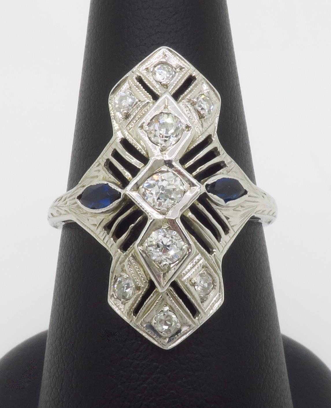 Vintage Diamant & Blauer Saphir Navette Stil Ring in 18k Weißgold im Angebot 1