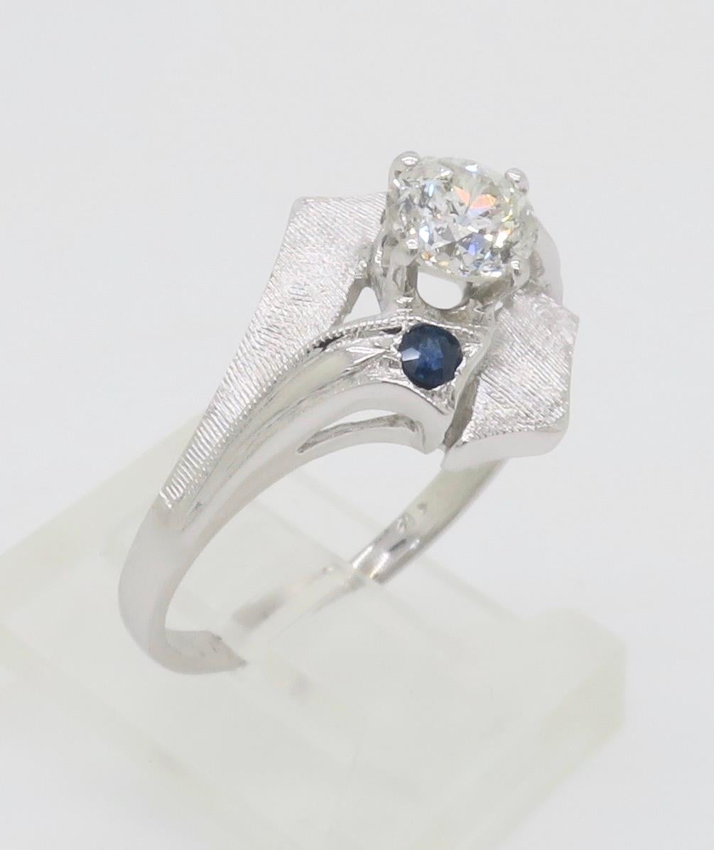 Bague vintage en or blanc 14 carats, diamant et saphir bleu en vente 8