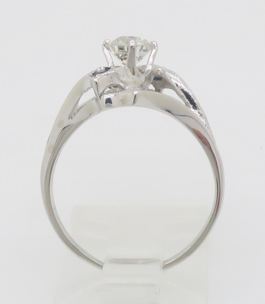 Bague vintage en or blanc 14 carats, diamant et saphir bleu en vente 9