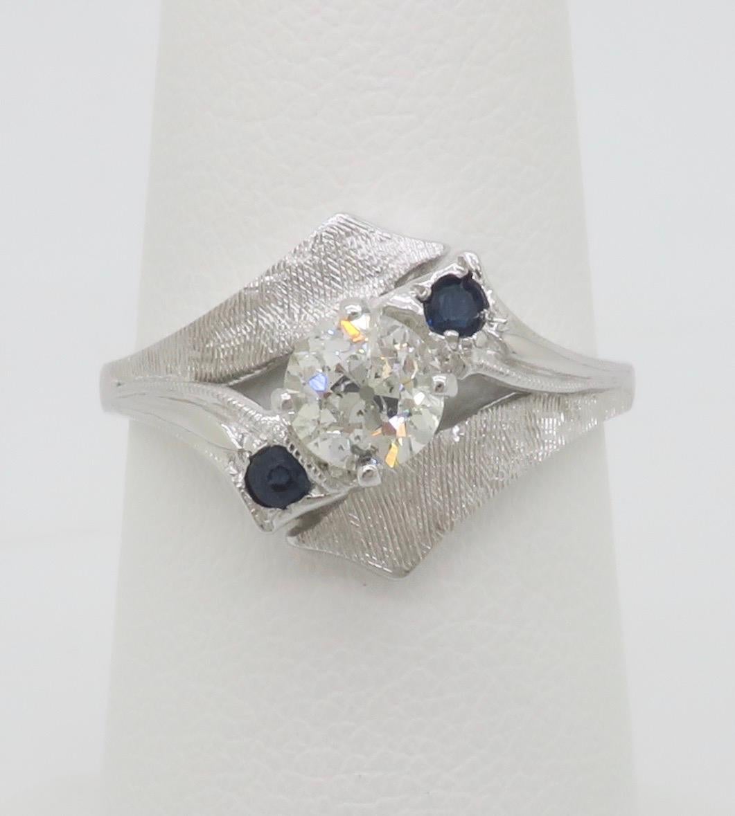 Taille ronde Bague vintage en or blanc 14 carats, diamant et saphir bleu en vente