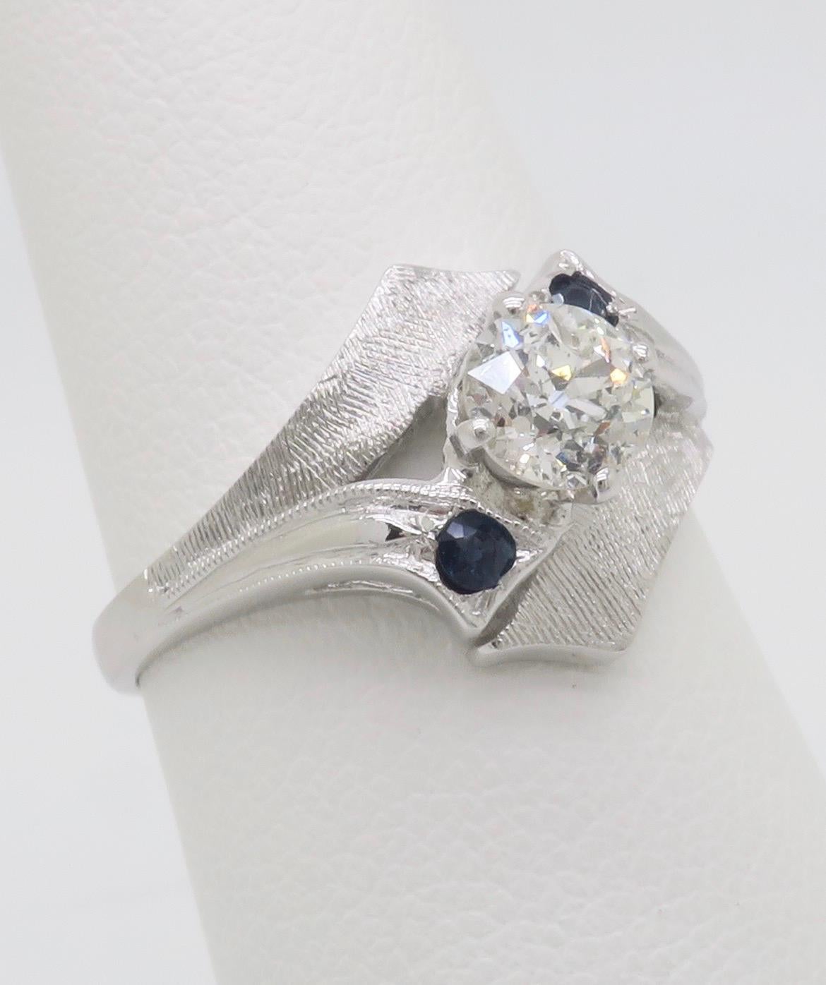Bague vintage en or blanc 14 carats, diamant et saphir bleu en vente 1