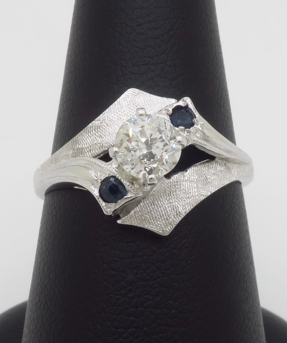 Bague vintage en or blanc 14 carats, diamant et saphir bleu en vente 2