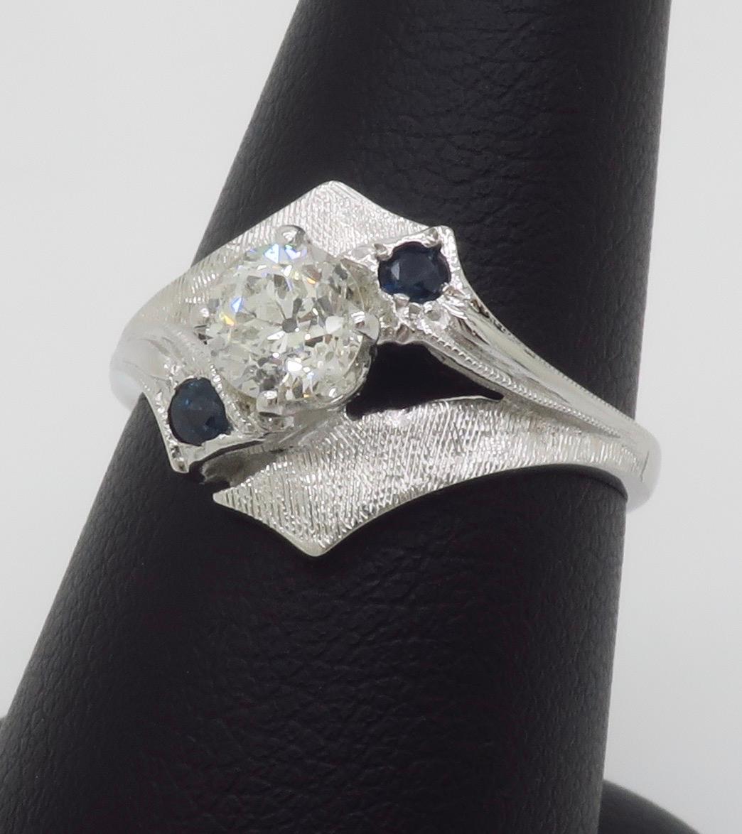 Bague vintage en or blanc 14 carats, diamant et saphir bleu en vente 3
