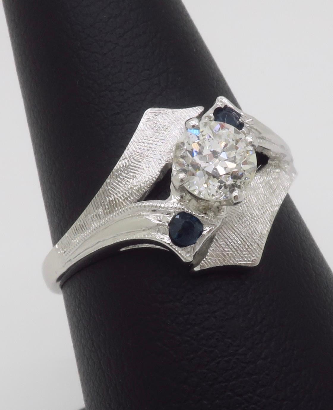 Bague vintage en or blanc 14 carats, diamant et saphir bleu en vente 4