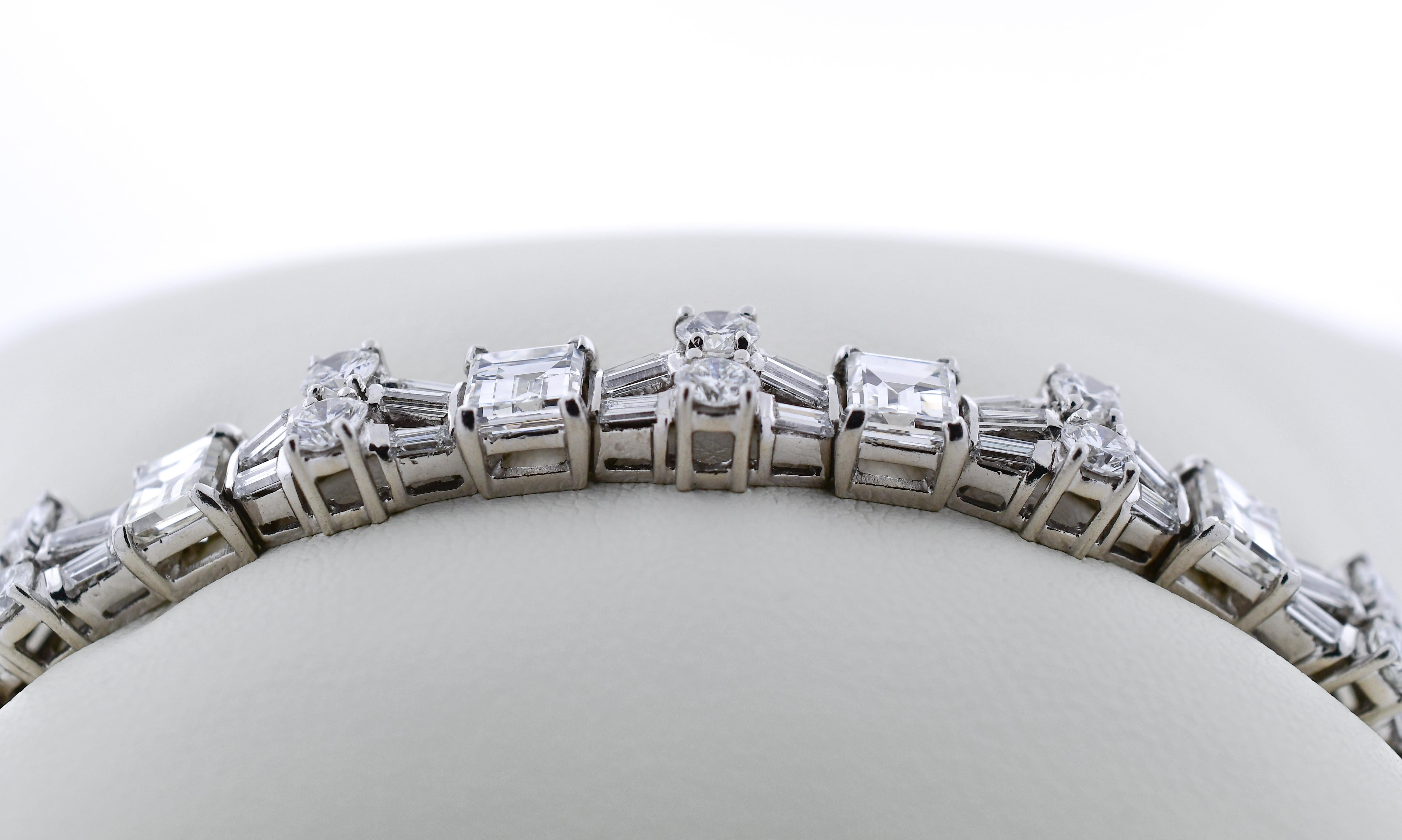 VIntage Diamond Bracelet in Platinum In Good Condition For Sale In Delray Beach, FL