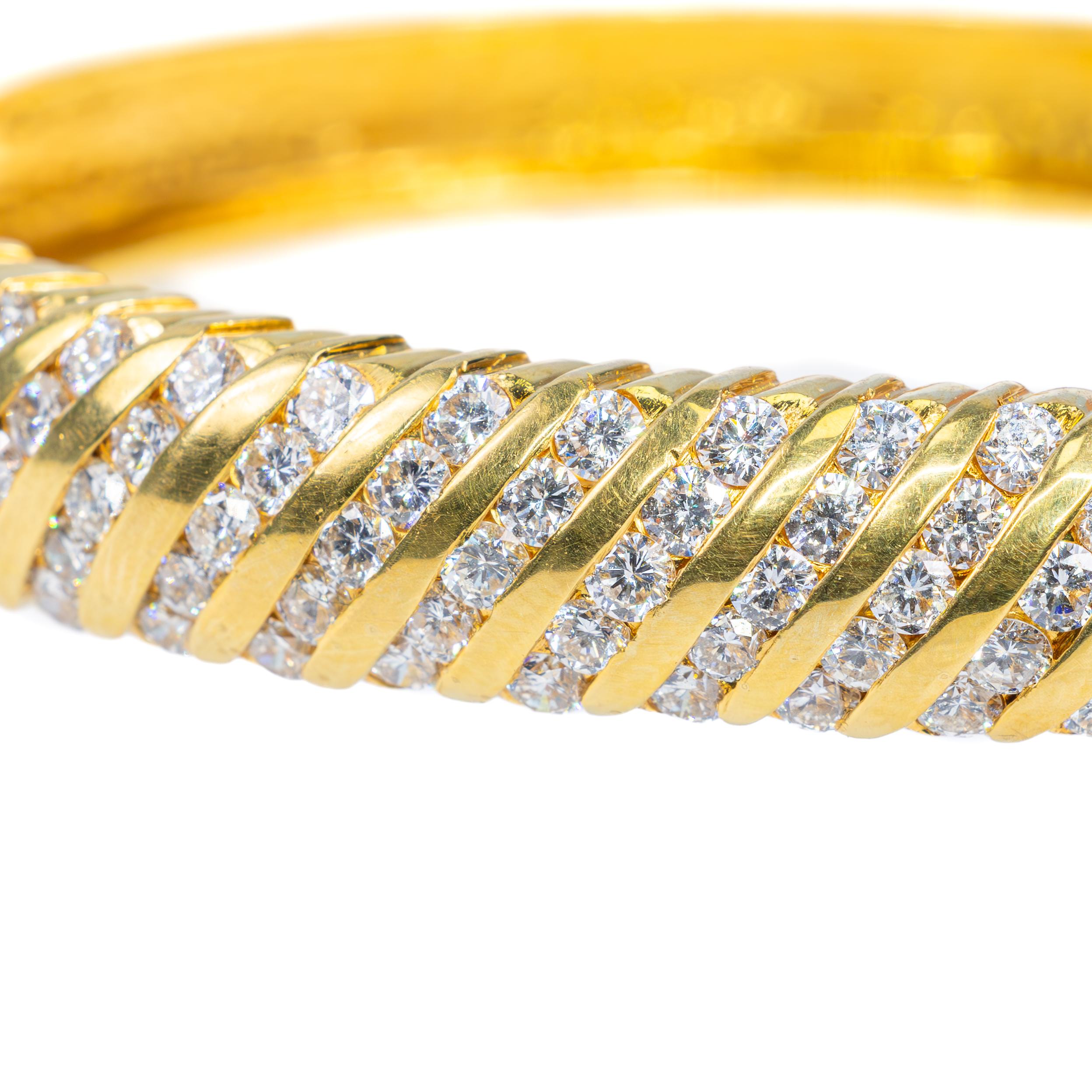 Bracelet vintage en or avec diamants et pierres précieuses

Ce bracelet frappant est une étude de contraste raffinée, réalisée en or jaune et en or blanc 18 carats. Le design présente un motif diagonal de rubans d'or jaune poli entrelacés avec des