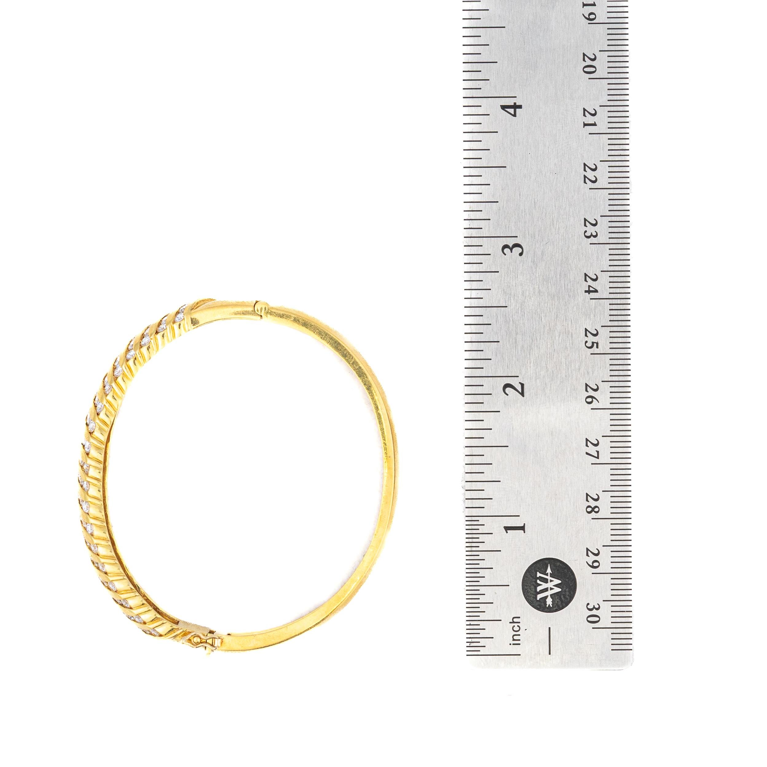 Taille ronde Bracelet vintage en or avec diamants et pierres précieuses en vente