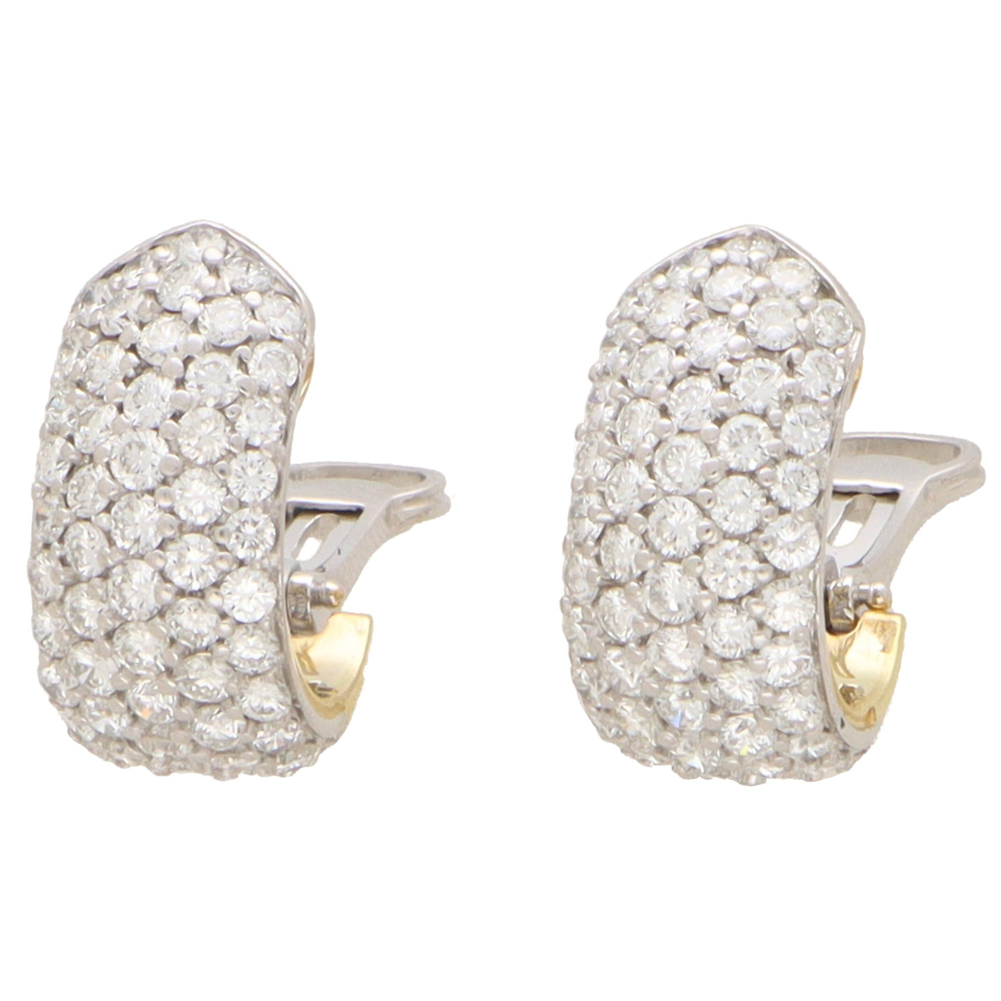 Ein funkelndes Paar Diamant-Ohrringe aus 18 Karat Gelbgold.

Jeder Ohrring ist auf der Vorderseite mit 54 runden Diamanten im Brillantschliff besetzt, die sich in einem breiten, spitzen Motiv befinden. Die Fassung der Diamanten sorgt für einen