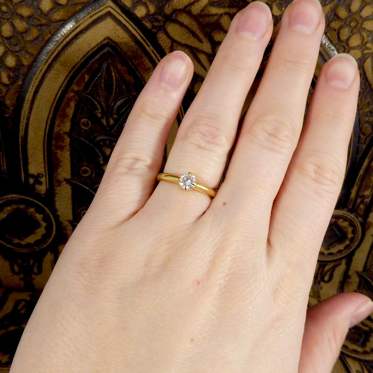 Vintage Diamond Claw Set Solitaire Engagement Ring in 18 Carat Yellow Gold In Good Condition In Yorkshire, West Yorkshire