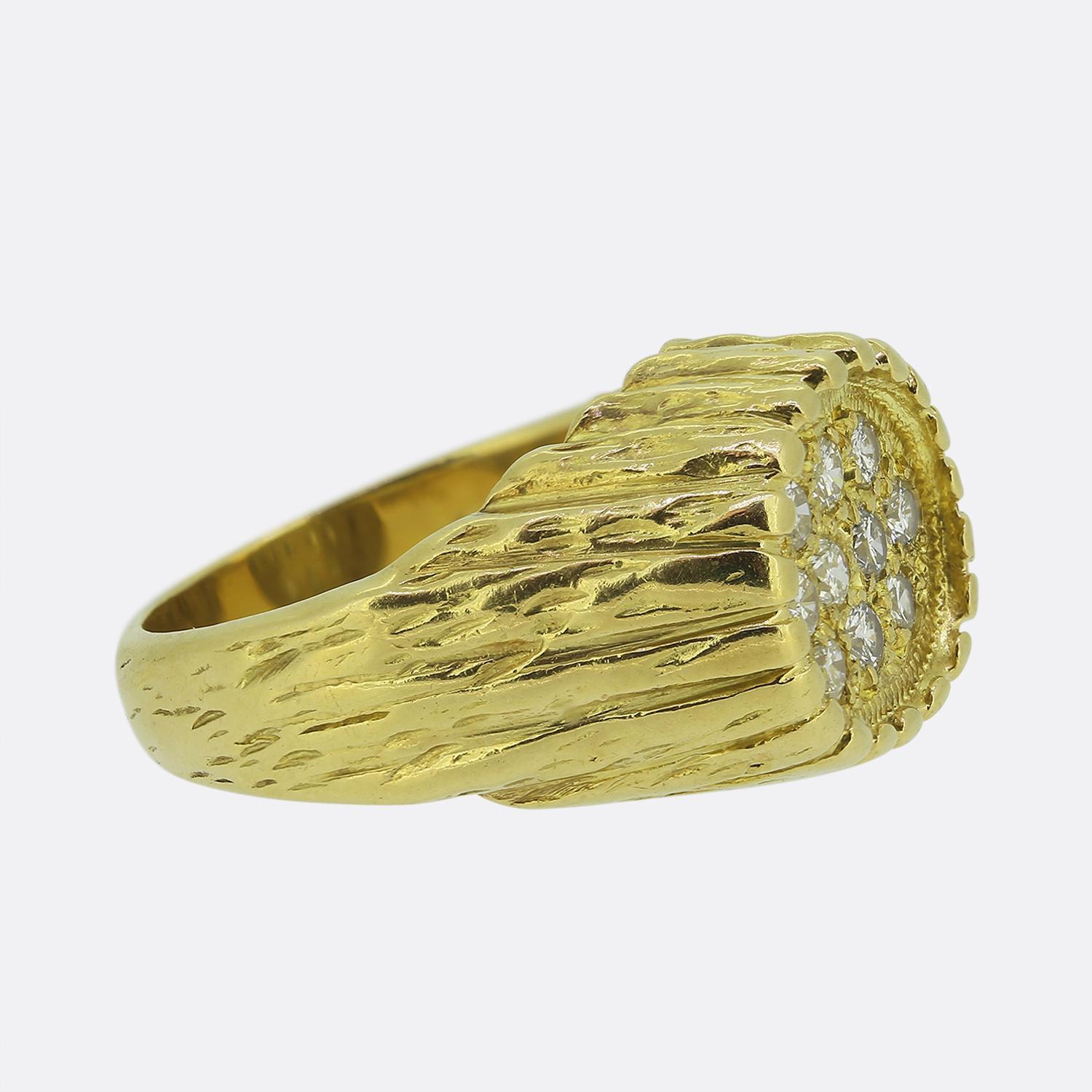 Vintage Diamond Cluster Carved Ring (Brillantschliff) im Angebot