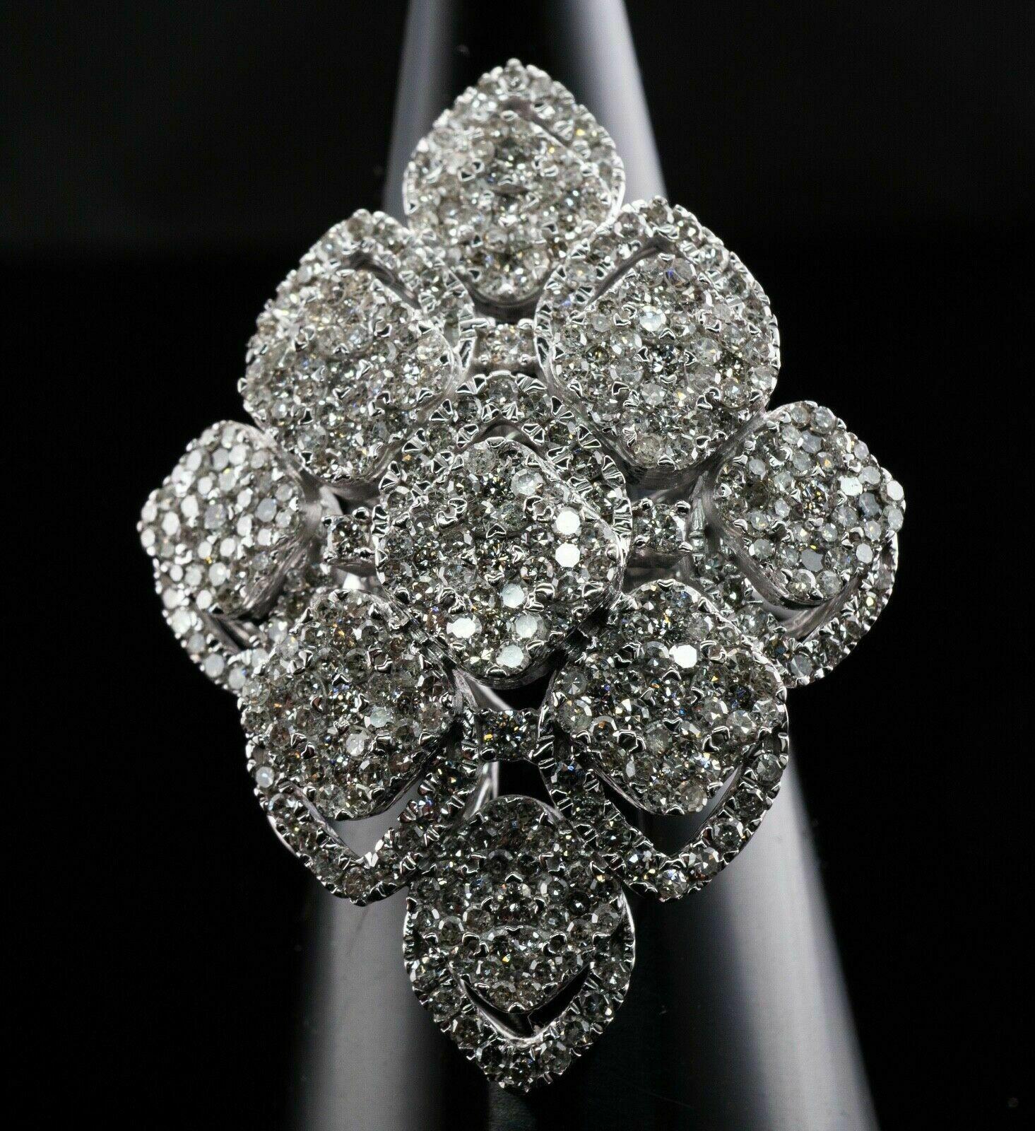Anello cocktail con cluster di diamanti vintage in oro 14K Dichiarazione a scudo 2,70 ctw 

Questo grande e spettacolare anello è realizzato in oro bianco massiccio 14K (accuratamente testato e garantito).
La parte superiore è tempestata di diamanti