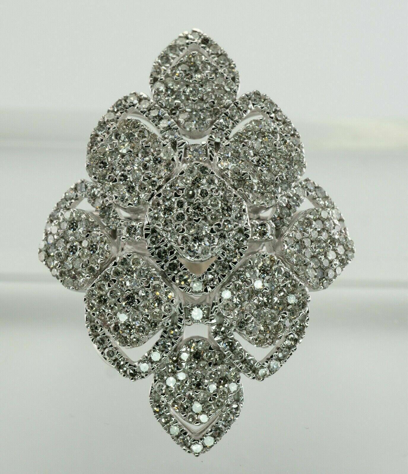 Taglio rotondo Anello cocktail con cluster di diamanti vintage in oro 14K Dichiarazione a scudo 2,70 ctw in vendita