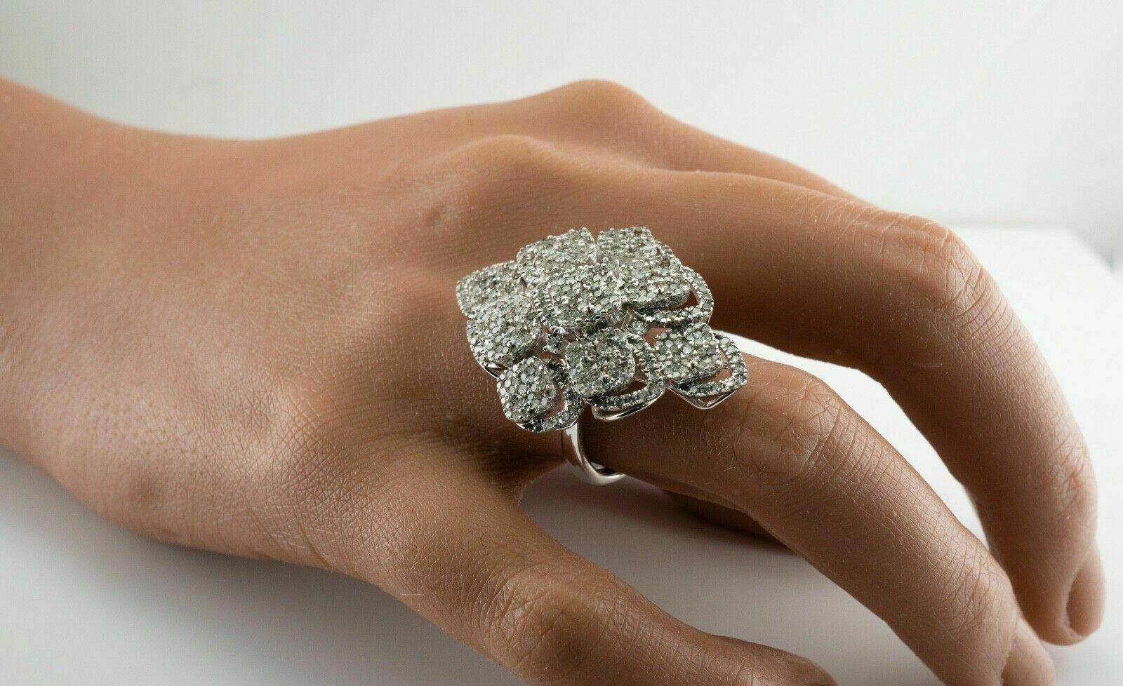 Anello cocktail con cluster di diamanti vintage in oro 14K Dichiarazione a scudo 2,70 ctw In condizioni buone in vendita a East Brunswick, NJ