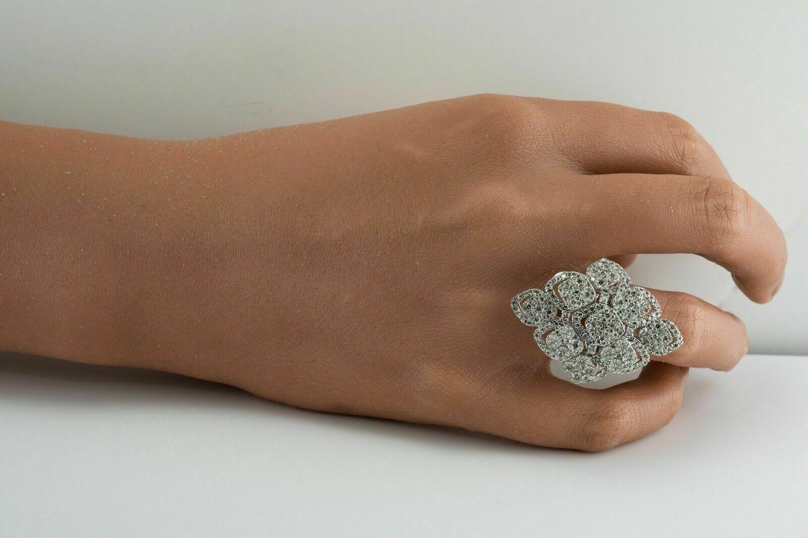 Donna Anello cocktail con cluster di diamanti vintage in oro 14K Dichiarazione a scudo 2,70 ctw in vendita
