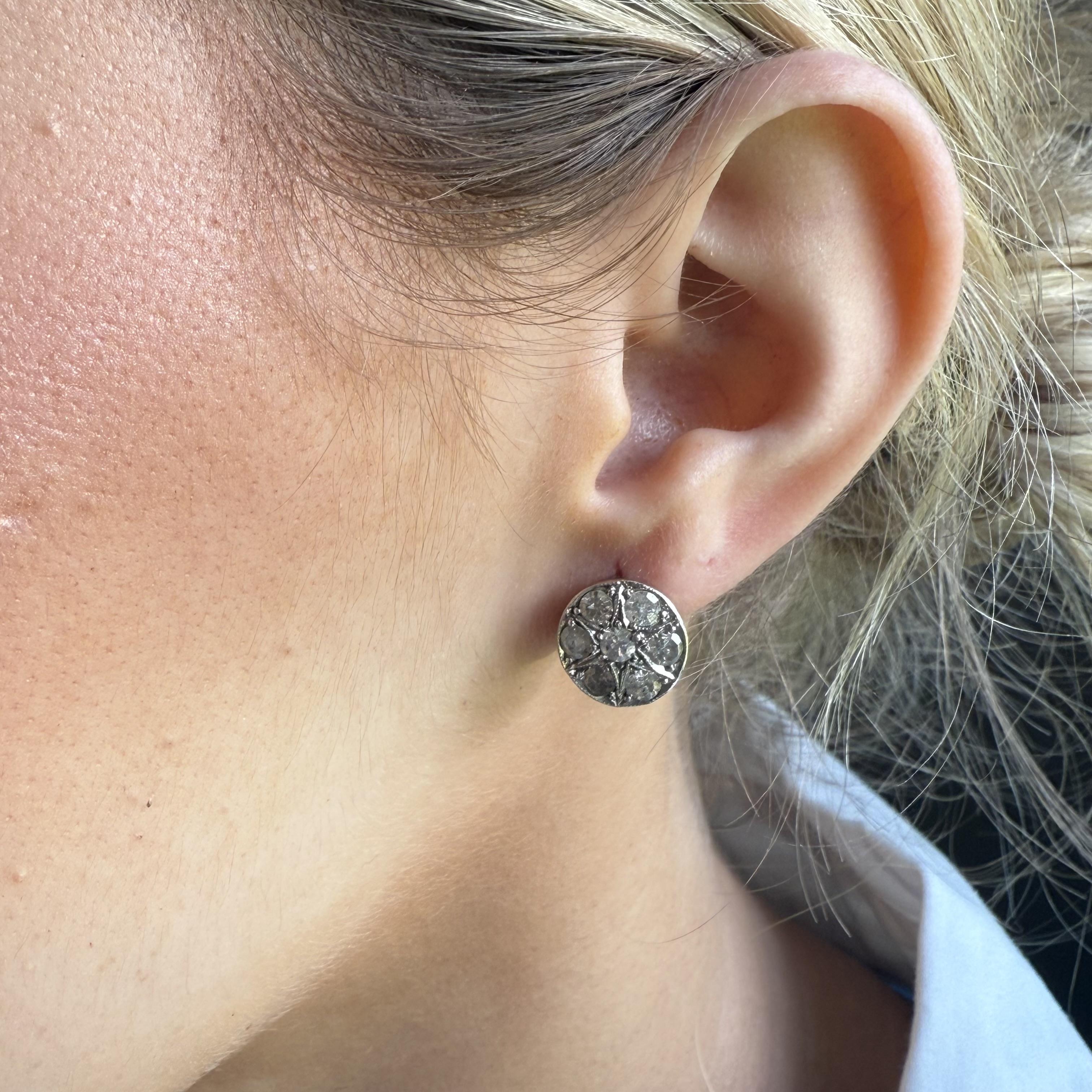 Wir lieben es immer, wenn wir antike Ohrringe finden!!
Diese Schönheiten sind perfekt für den täglichen Gebrauch geeignet.

Ohrring Details
MATERIAL: 14K Weißgold
Rücken-Typ: Französischer Rücken
Kopfbreite: 11,5 mm
Tropfenlänge: 11,5 mm
Gewicht: