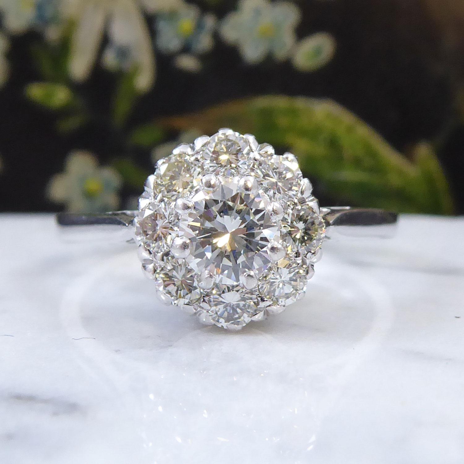 Ein Diamant-Cluster-Ring, in der Mitte besetzt mit einem Diamanten im Brillantschliff mit einem geschätzten Gewicht von 0,38ct, umgeben von acht Diamanten im Brillantschliff mit einem Gesamtkaratgewicht von 0,48ct.  Die Diamanten sind in weißen
