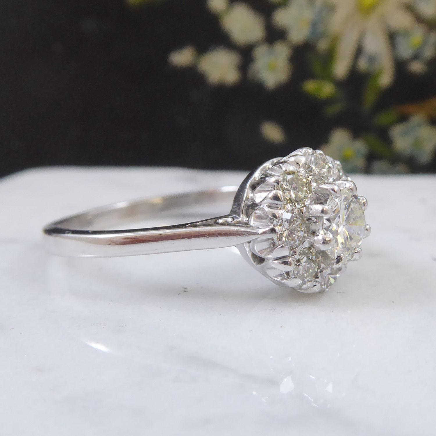 Diamant-Cluster-Verlobungsring mit 0,86 Karat Diamanten im Brillantschliff (Retro)