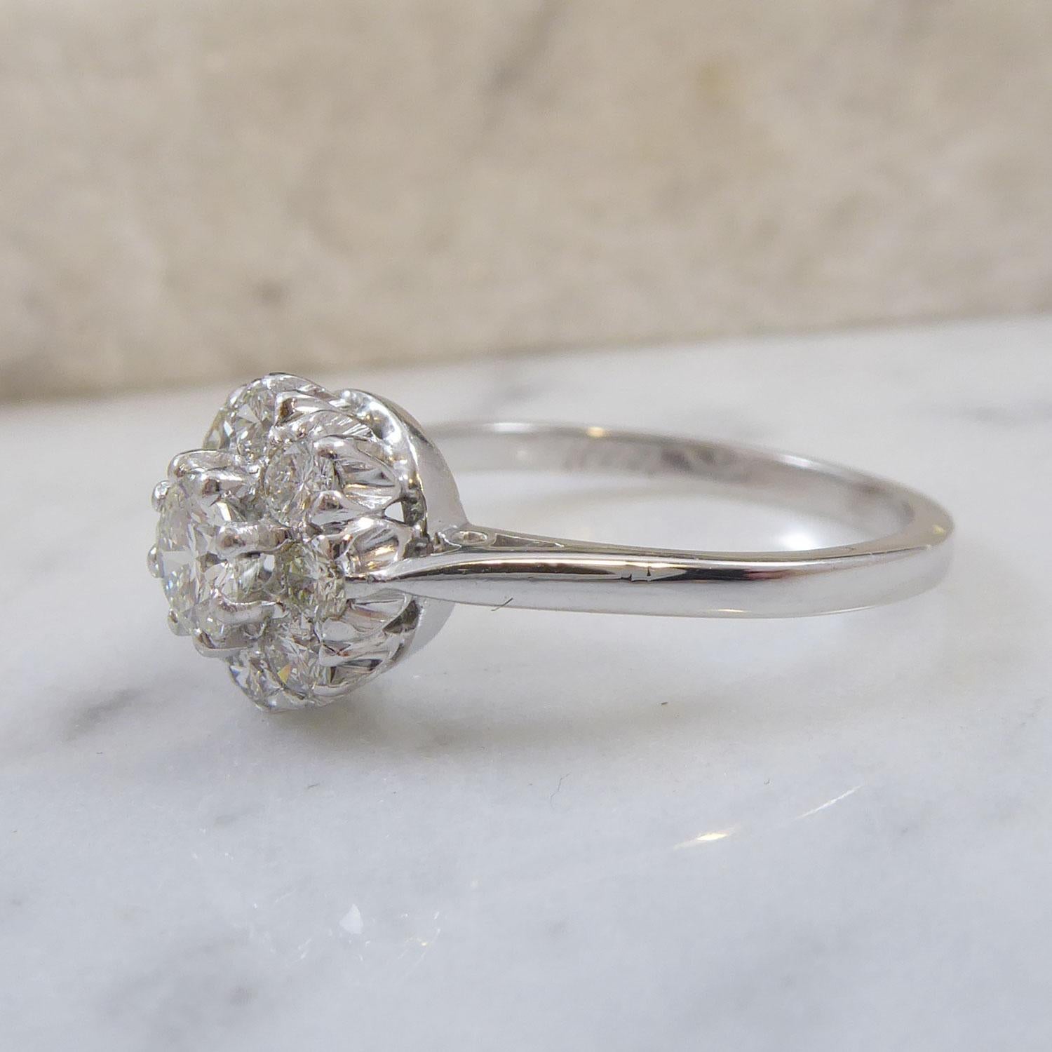 Diamant-Cluster-Verlobungsring mit 0,86 Karat Diamanten im Brillantschliff im Zustand „Gut“ in Yorkshire, West Yorkshire