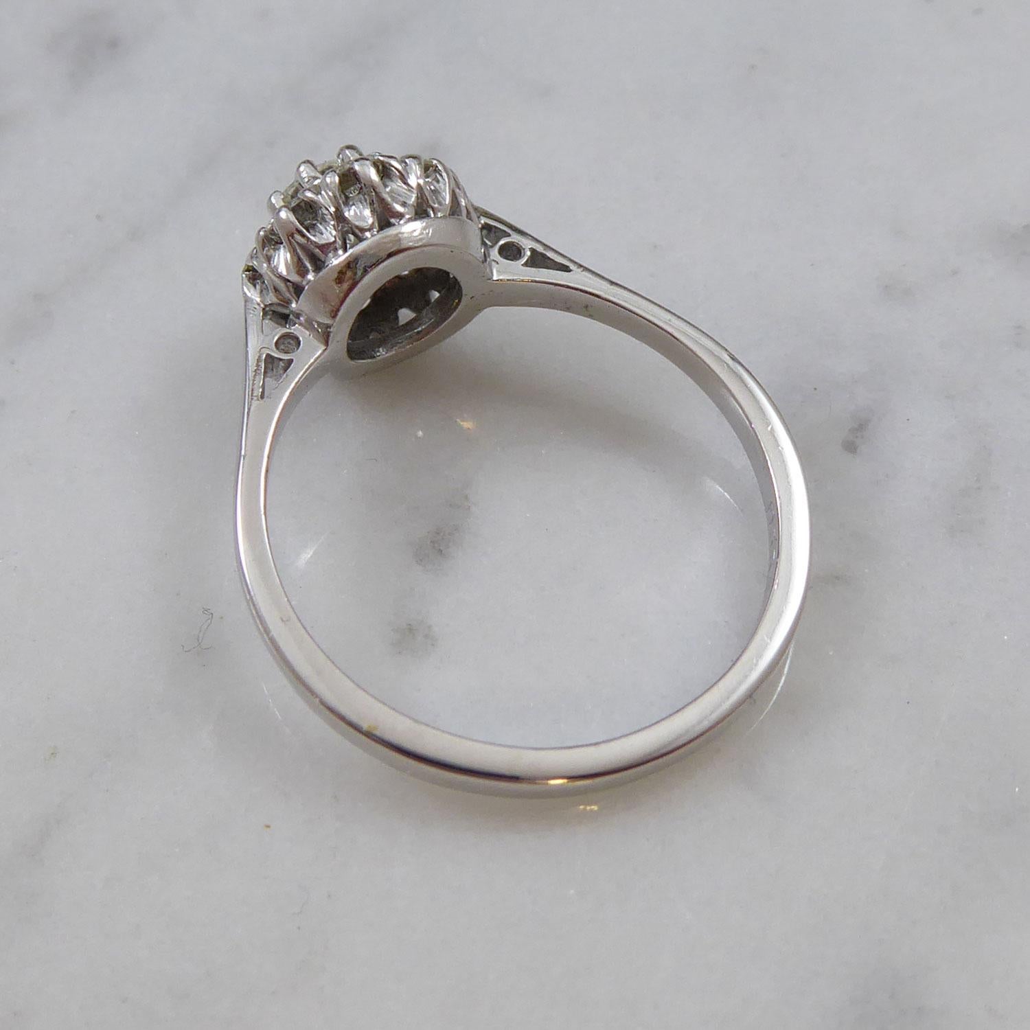Diamant-Cluster-Verlobungsring mit 0,86 Karat Diamanten im Brillantschliff Damen
