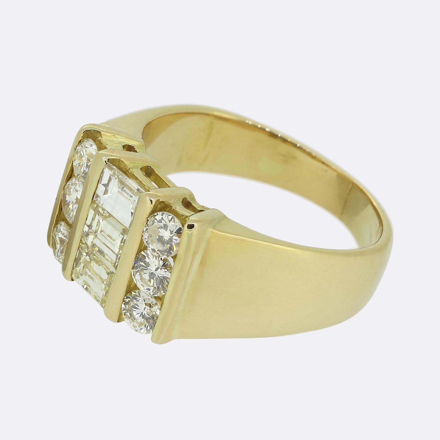 Zustand: Gebraucht (Sehr gut)
Gewicht: 9,1 Gramm
Größe: L (51.5)
Bandbreite: 8mm x 3mm
Abmessungen der Oberfläche: 12,5 mm x 9,5 mm
Gesamtgewicht der Baguette-Diamanten: Ca. 0,60ct
Gesamtgewicht der Diamanten im Brillantschliff: Ca. 0.54ct
Details