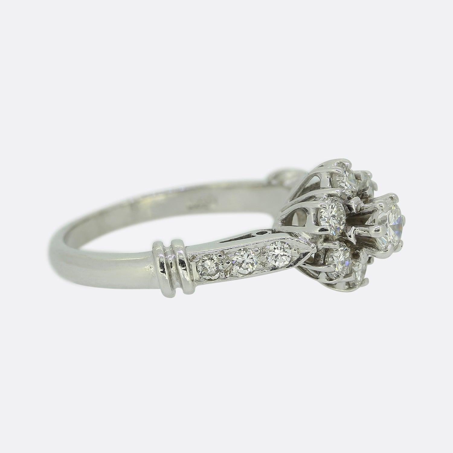 Diamant-Cluster-Ring mit Vintage-Diamant (Brillantschliff) im Angebot